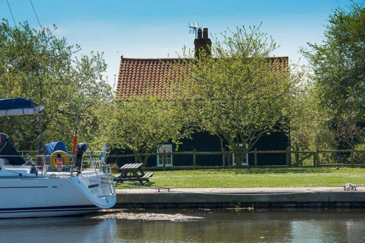 Navigation Cottage On The Historic Sea Lock Overlooking The Nature Reserve Maldon Bagian luar foto