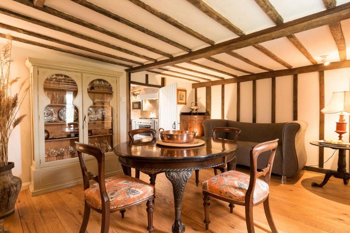 Navigation Cottage On The Historic Sea Lock Overlooking The Nature Reserve Maldon Bagian luar foto