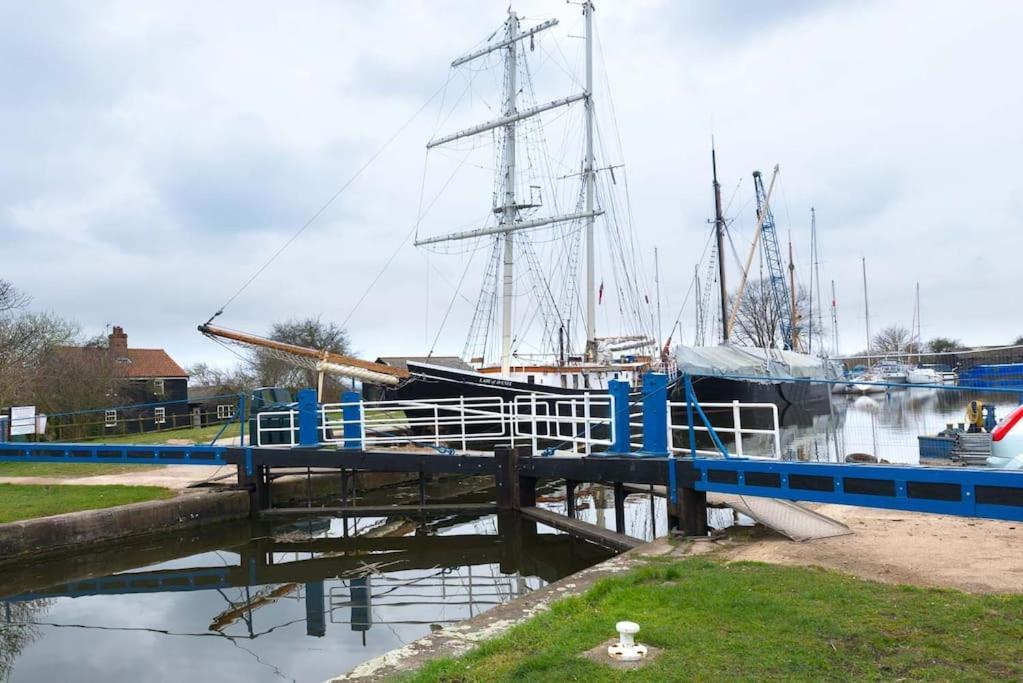 Navigation Cottage On The Historic Sea Lock Overlooking The Nature Reserve Maldon Bagian luar foto