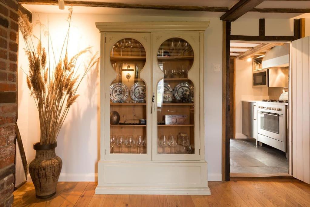 Navigation Cottage On The Historic Sea Lock Overlooking The Nature Reserve Maldon Bagian luar foto