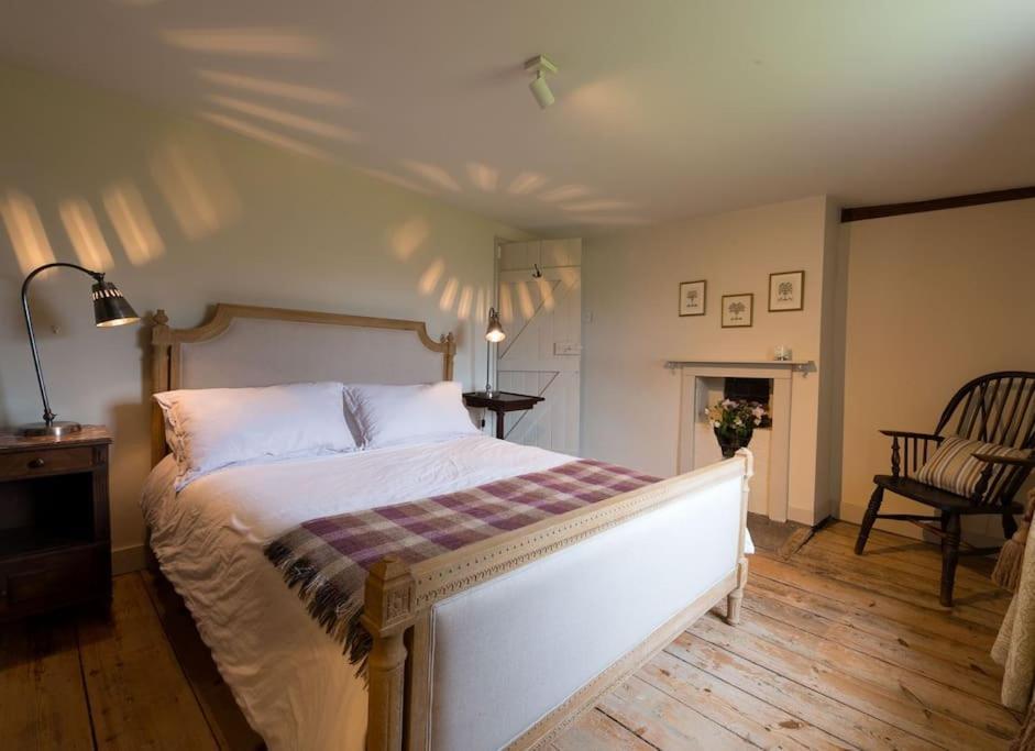 Navigation Cottage On The Historic Sea Lock Overlooking The Nature Reserve Maldon Bagian luar foto