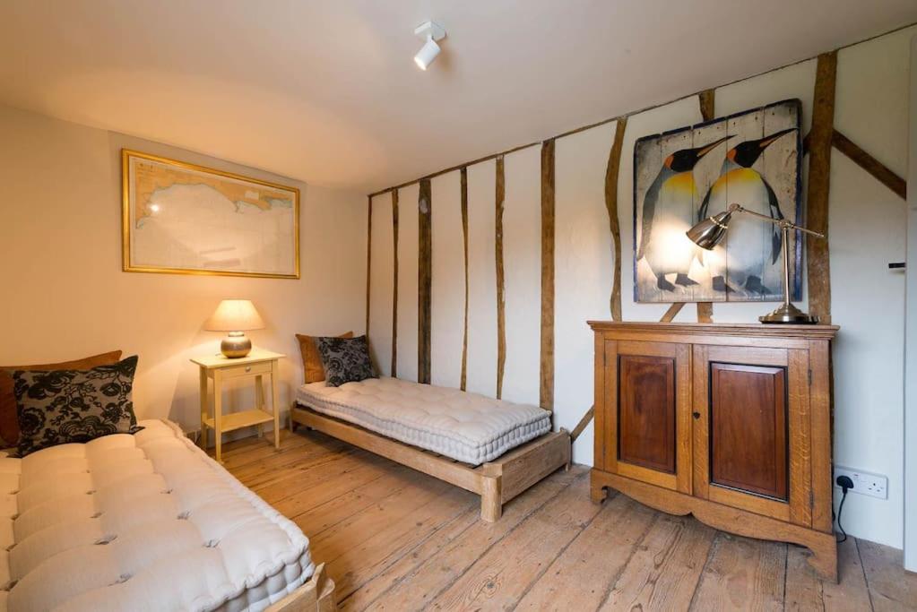Navigation Cottage On The Historic Sea Lock Overlooking The Nature Reserve Maldon Bagian luar foto