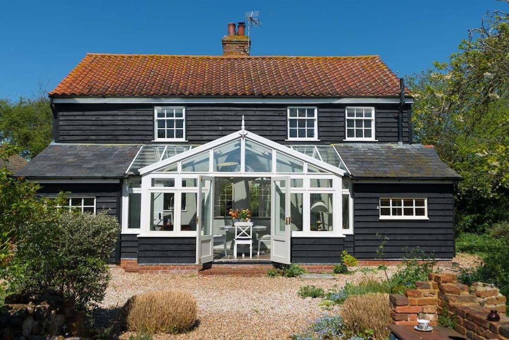 Navigation Cottage On The Historic Sea Lock Overlooking The Nature Reserve Maldon Bagian luar foto