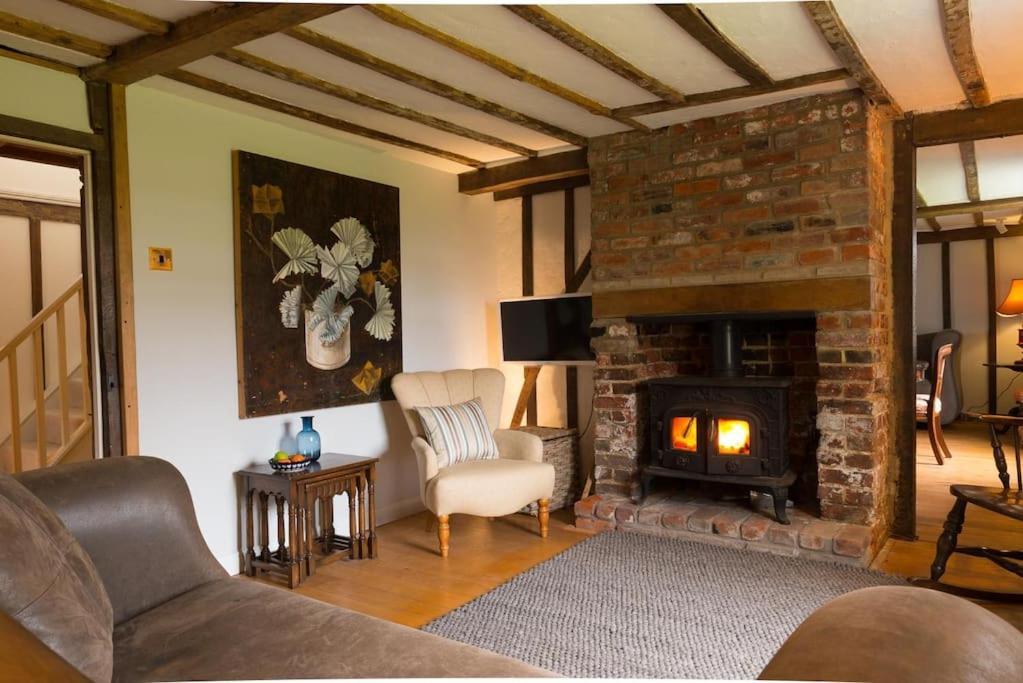 Navigation Cottage On The Historic Sea Lock Overlooking The Nature Reserve Maldon Bagian luar foto