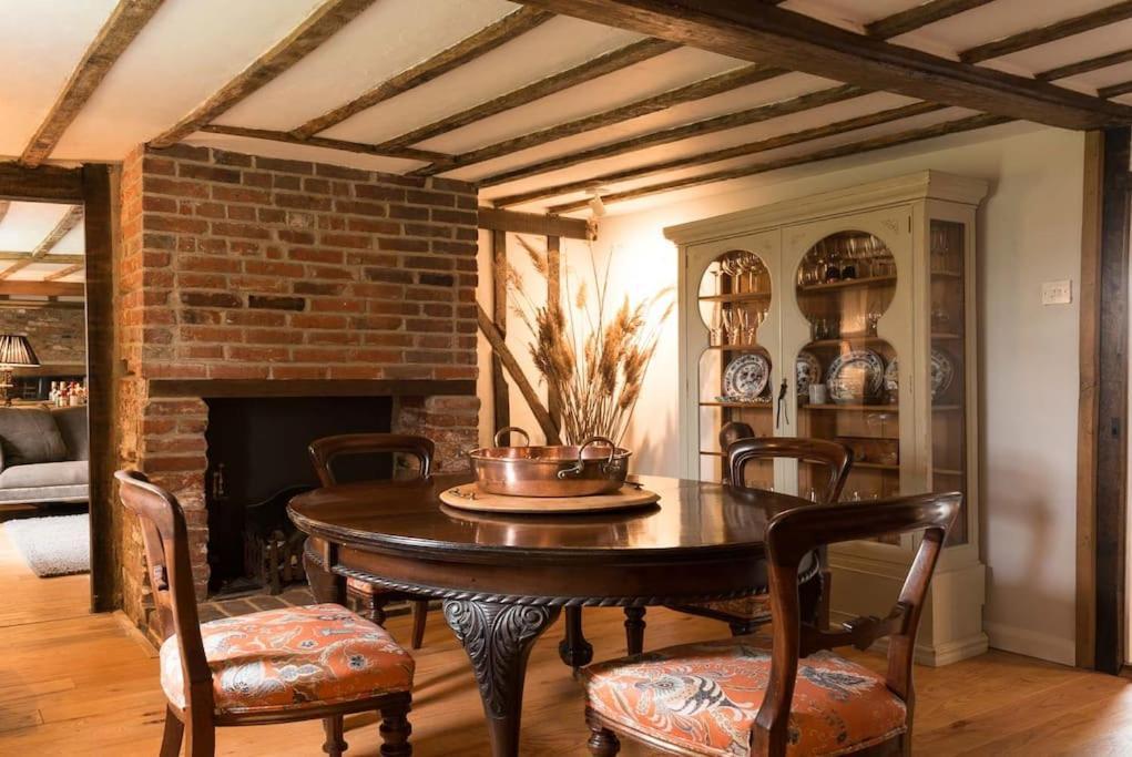 Navigation Cottage On The Historic Sea Lock Overlooking The Nature Reserve Maldon Bagian luar foto