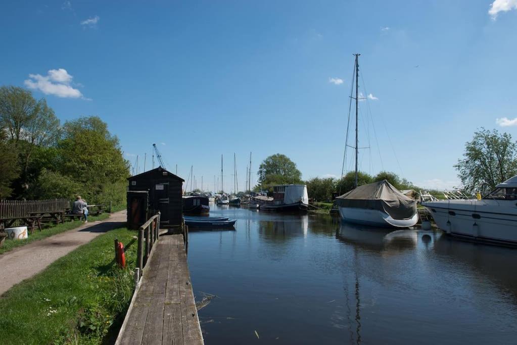 Navigation Cottage On The Historic Sea Lock Overlooking The Nature Reserve Maldon Bagian luar foto