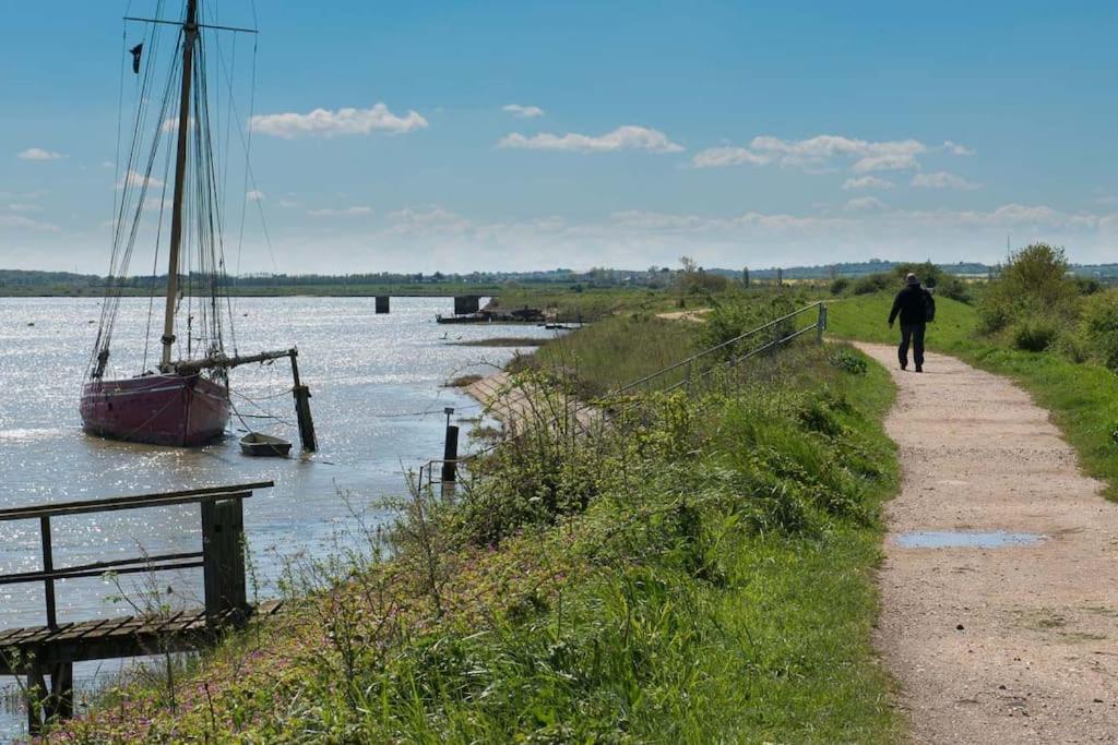 Navigation Cottage On The Historic Sea Lock Overlooking The Nature Reserve Maldon Bagian luar foto
